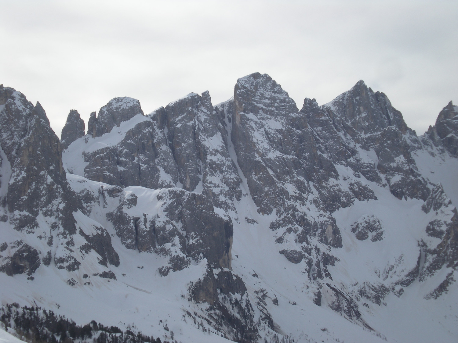 Vista dalla Forcella di Venegia durante la Traversata P.sso Valles-Val Venegia. L'impressionante Canalone N dei Bureloni.