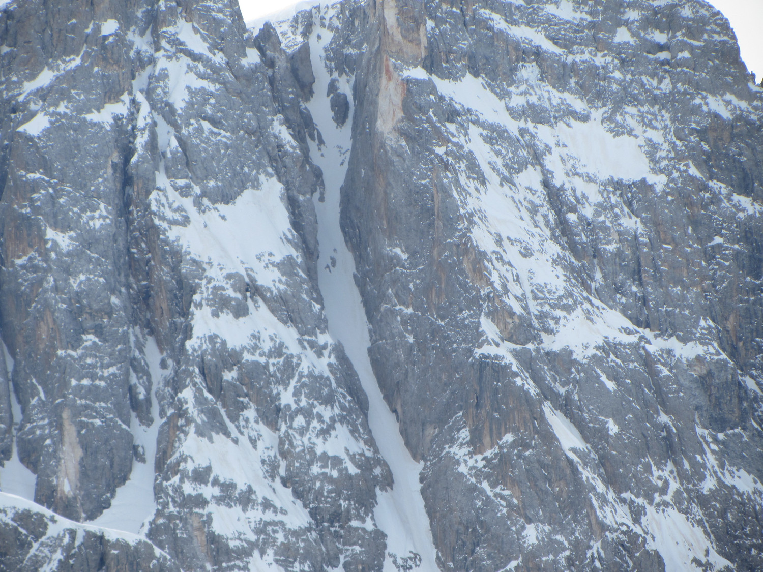 Zoom sul Canalone N dei Bureloni durante la Traversata P.sso Valles-Val Venegia.