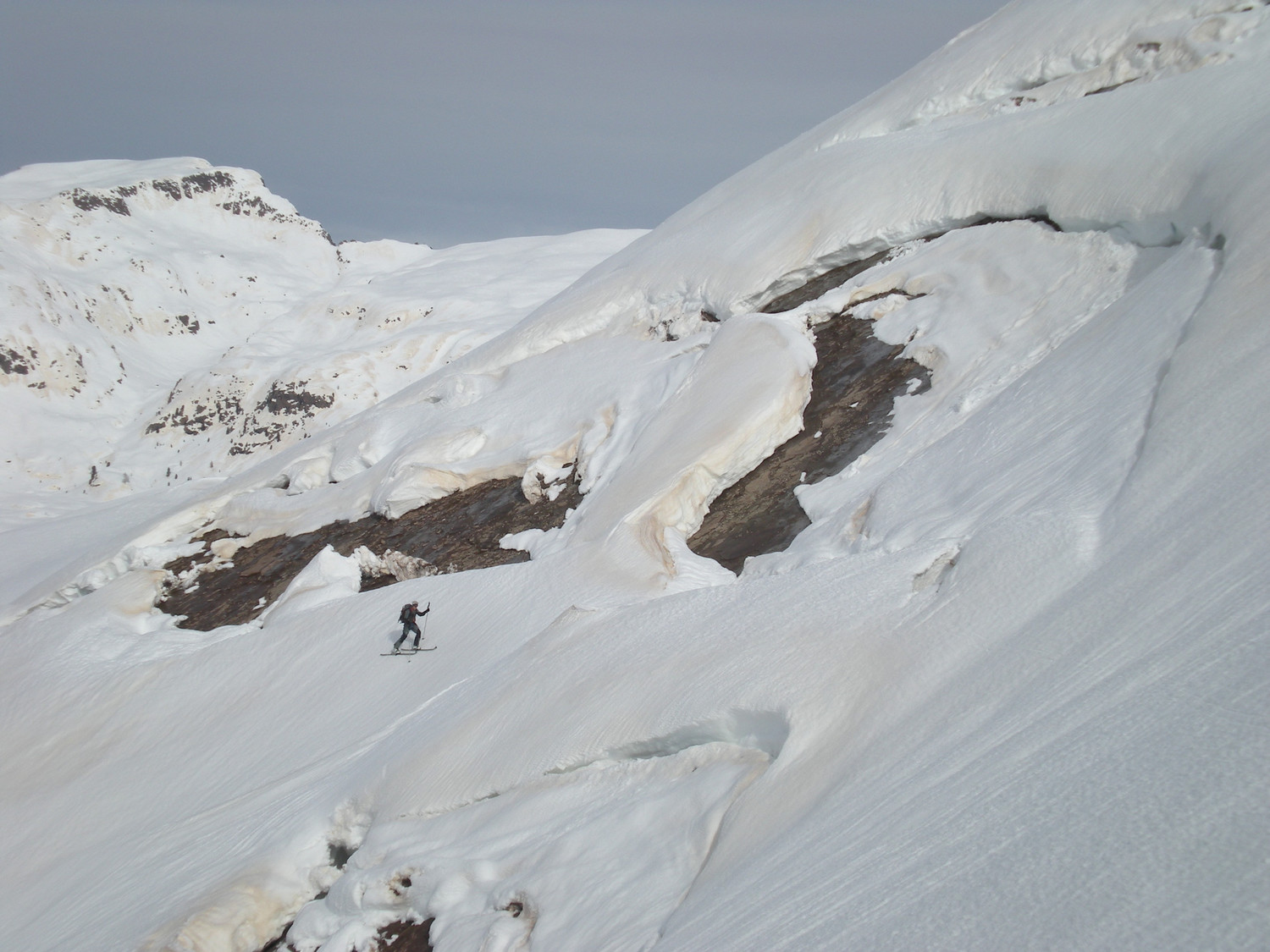 I pericolosi pendii tra la Forcella di Venegia ed il Passo Mulaz durante la Traversata P.sso Valles-Val Venegia.