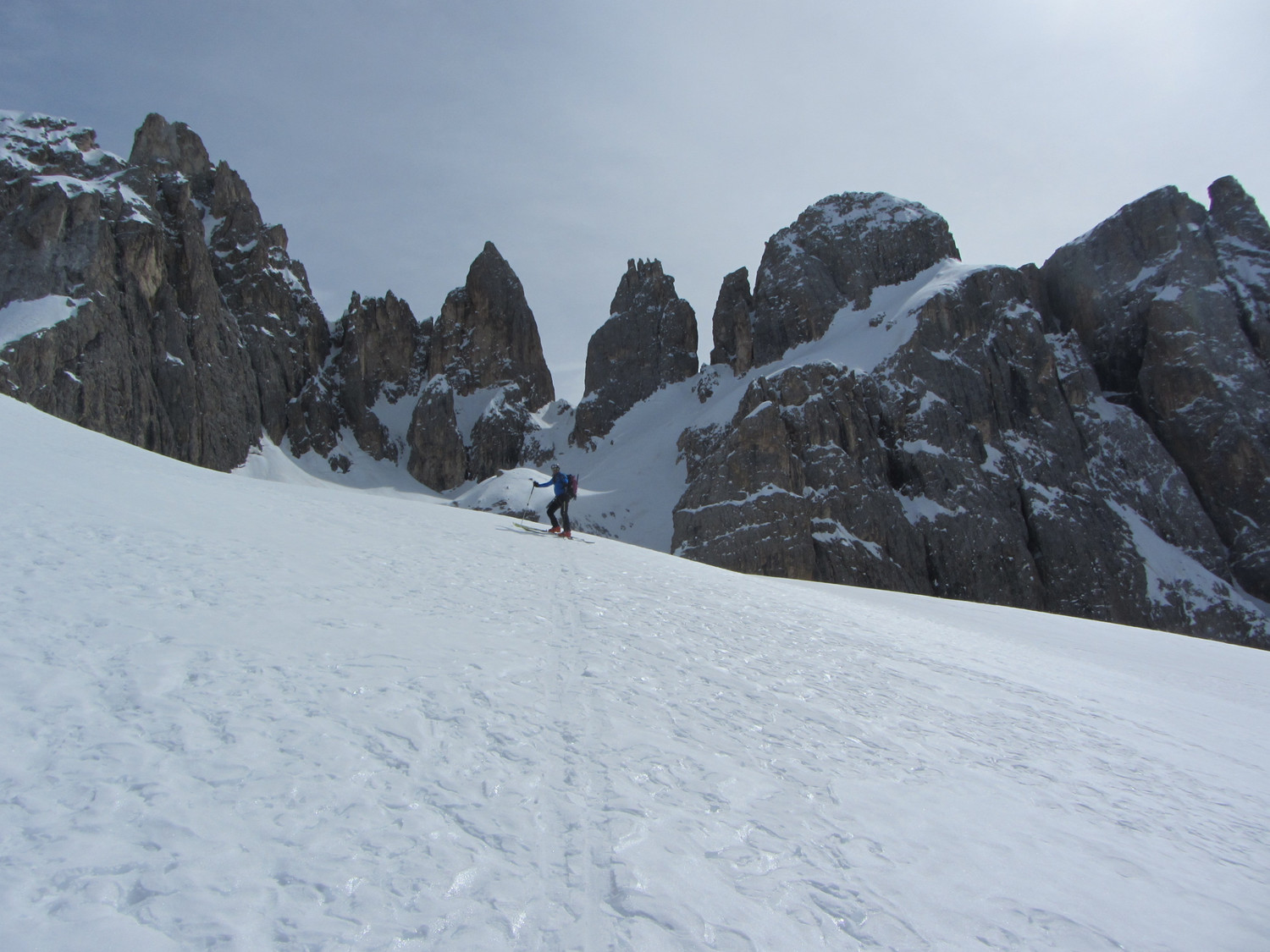 In prossimità del Passo Mulaz, sullo sfondo il Passo delle Farangole con il Campanile di Focobon e la Cima di Val Grande.Traversata P. Valles-Val Vene