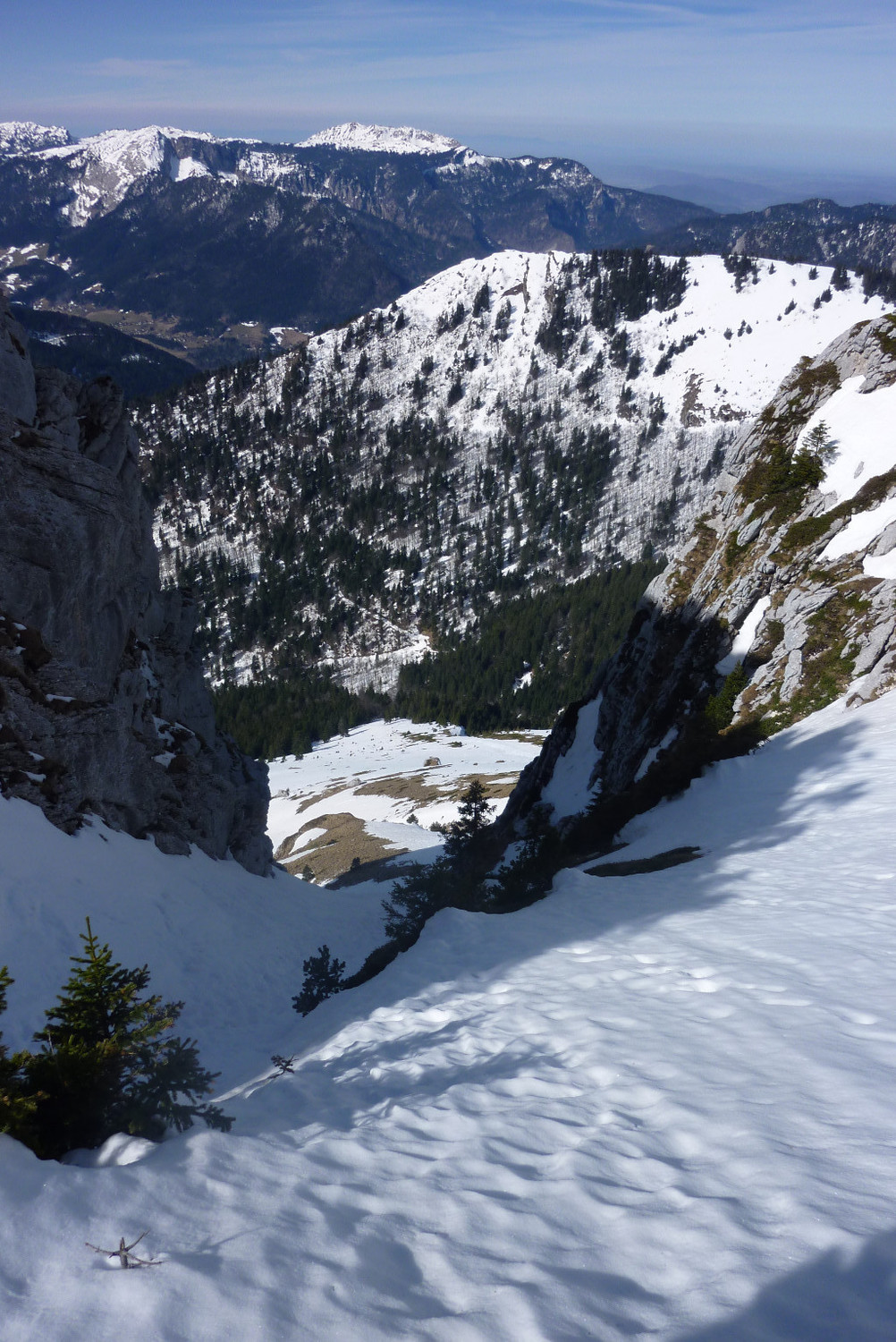 vue plongeante sur le couloir SW des Lances, face E de la Scia en arrière plan