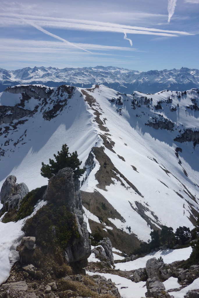 débouché sur l'arête, vue sur col et dôme de Bellefont