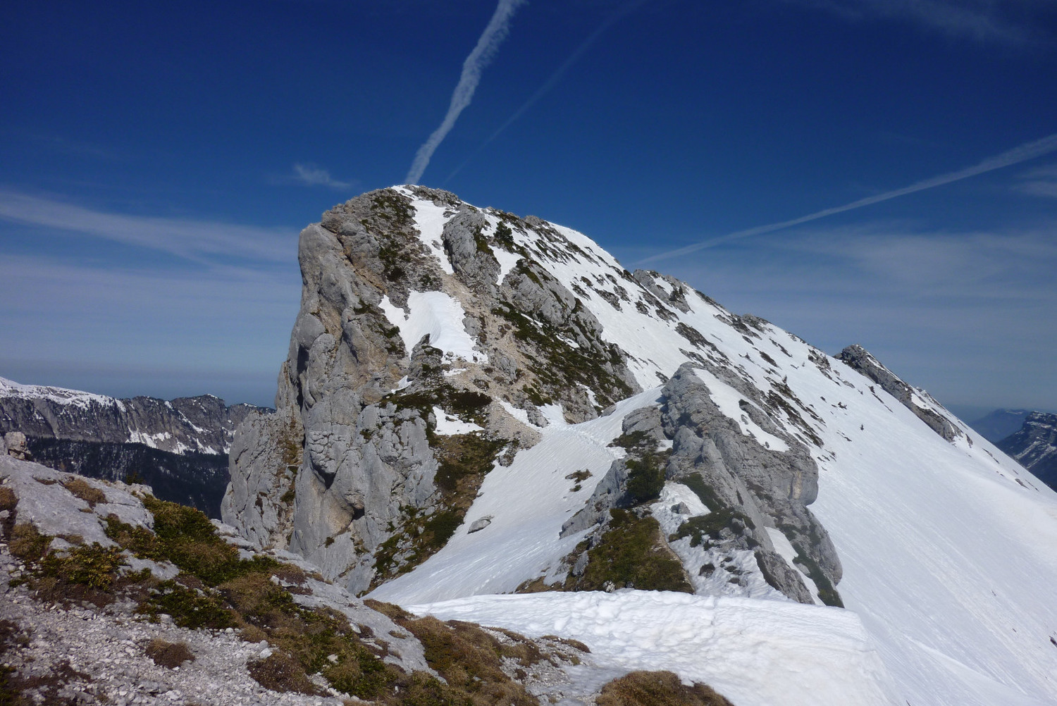 l'arête en direction du sommet, déneigement en cours!