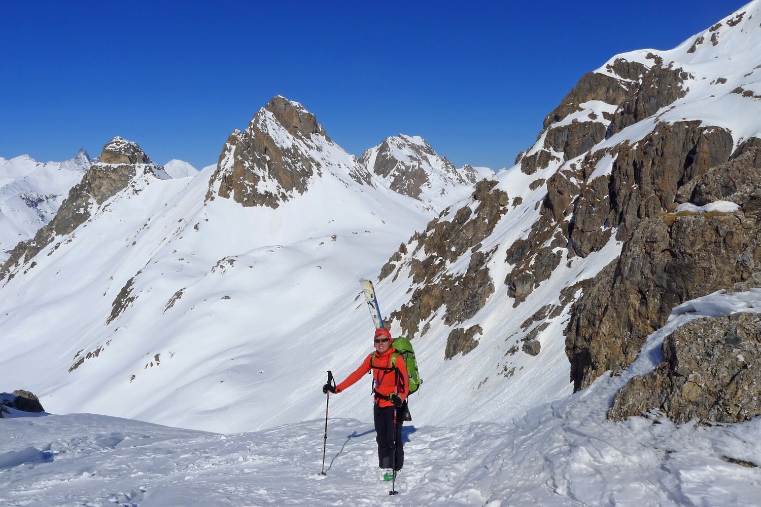 le premier ressaut passé, on va rechausser les skis