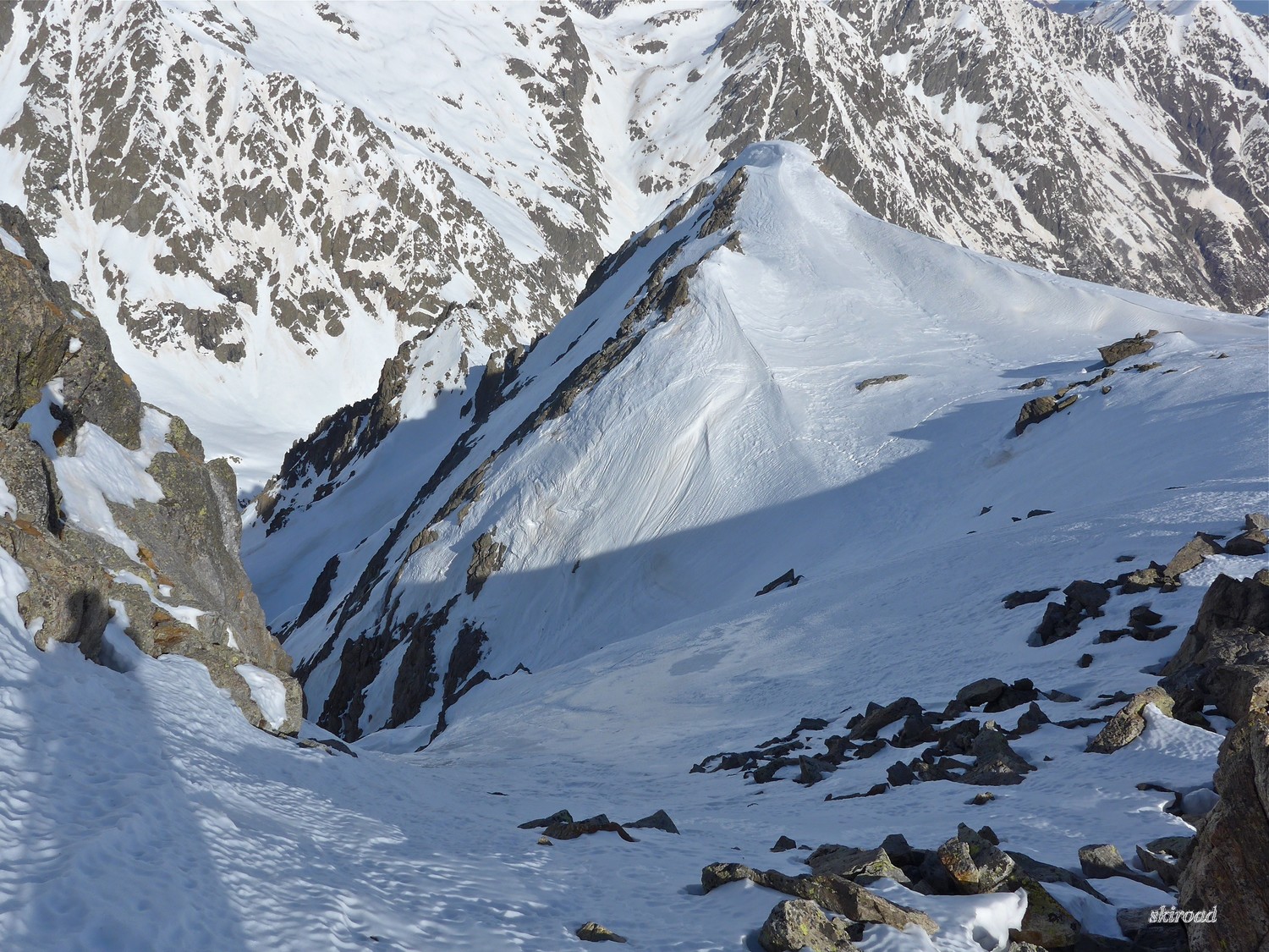 Le haut du couloir NW et à sa droite le collet permettant de prendre le couloir menant à la Baisse Margot.