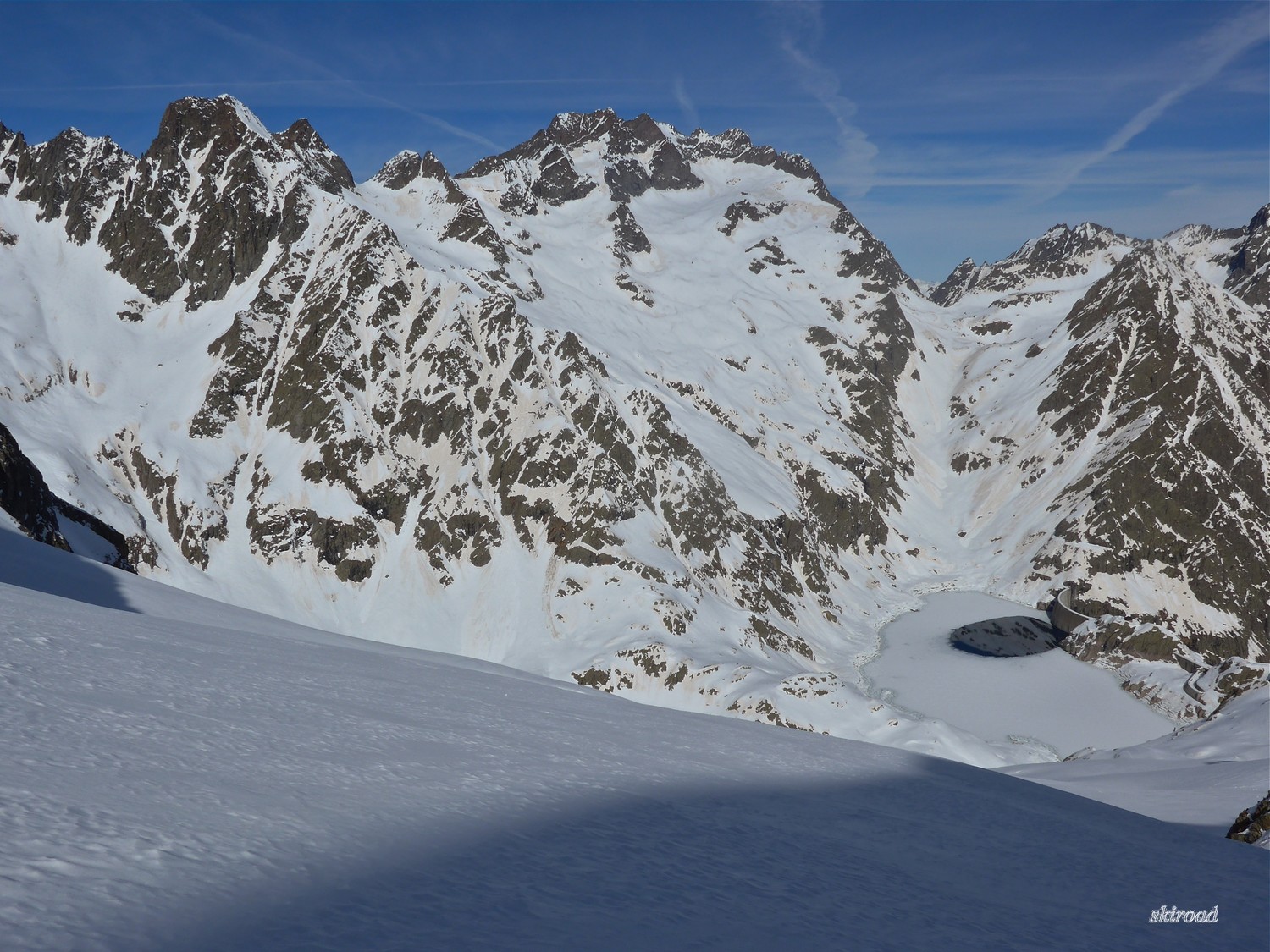 Il me reste encore une sacré descente pour arriver près du Lac Chiotas dominé par l'Argentera.