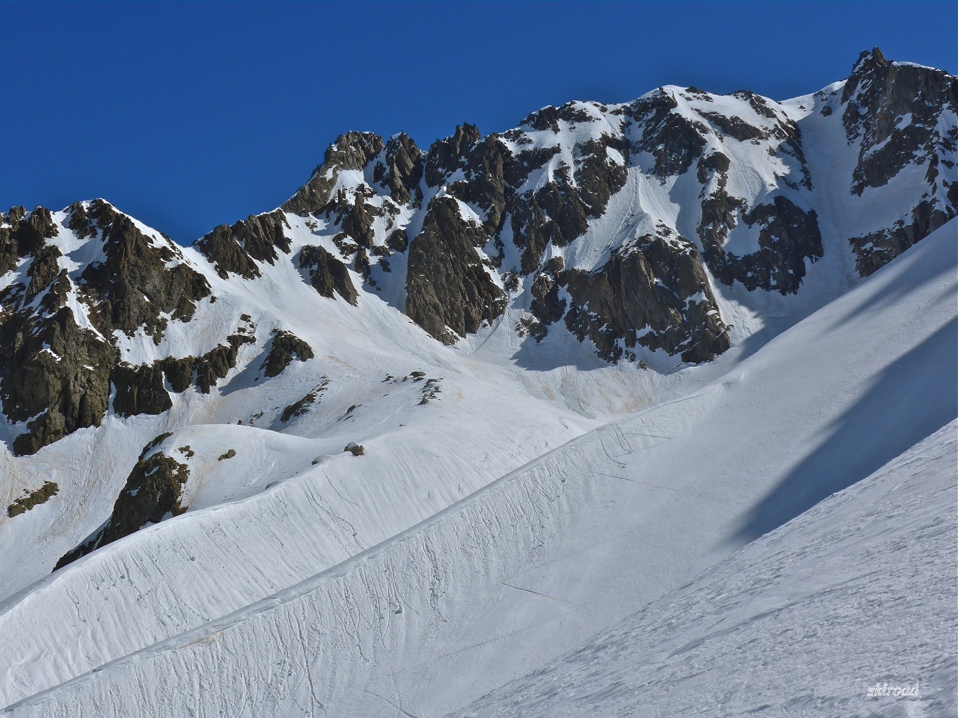Les vieilles traces de montée vers le Couloir NW de l'Agnel.