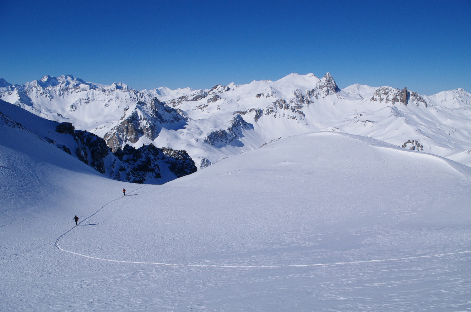 Changement de décor : on retrouve le soleil au replat sous le 1er col du jour