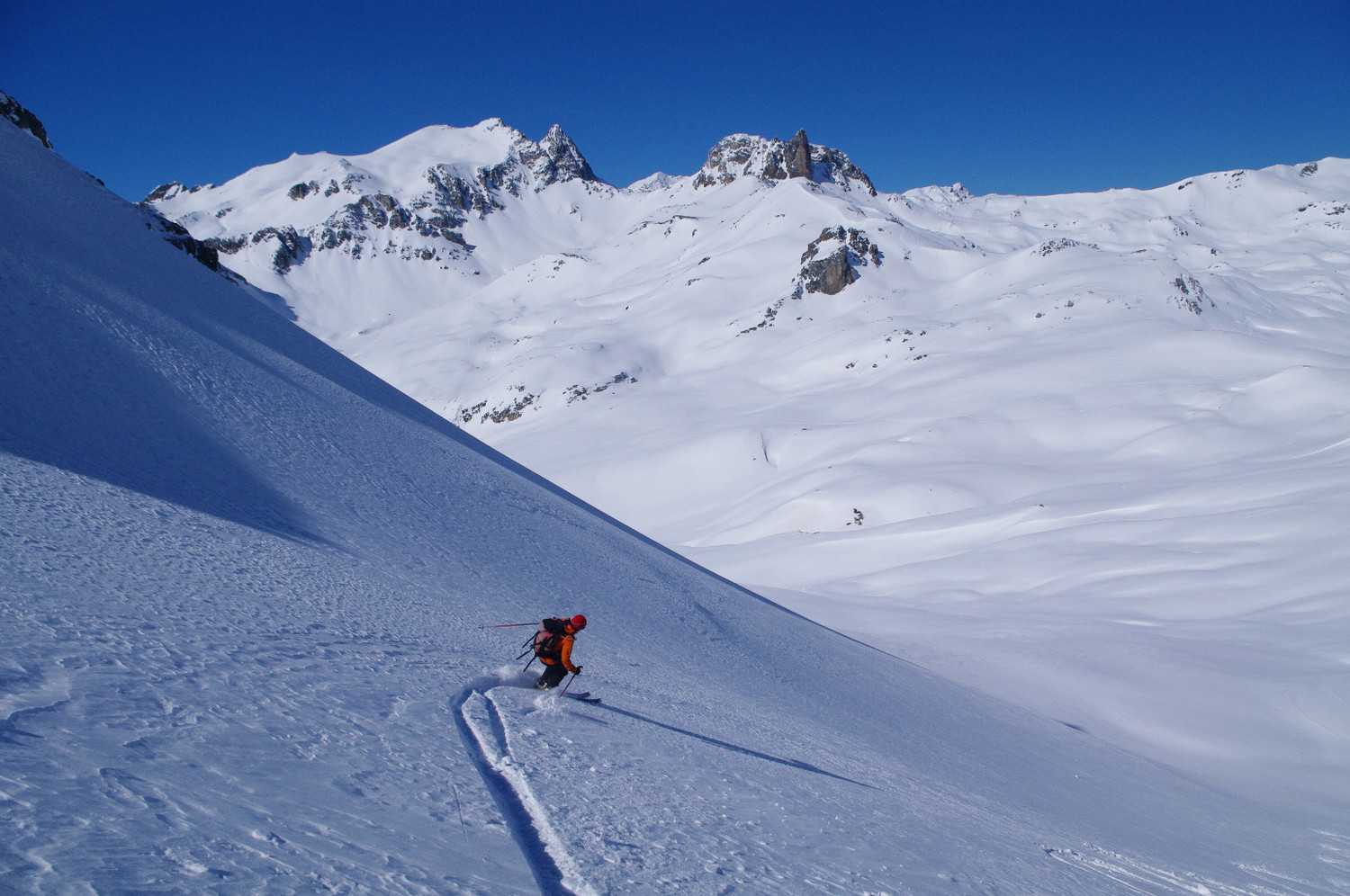 Laurent dans le poudre avec les sommets d'hier en toile de fond