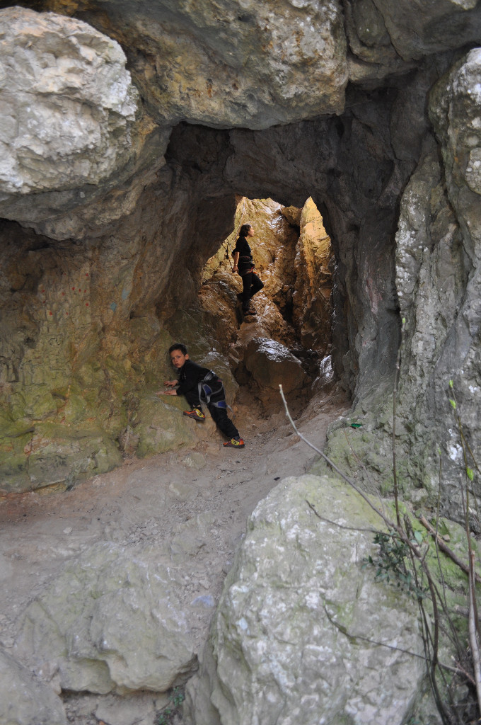 grotte patinée qui permet de rejoindre le toit pour installer les moulinettes