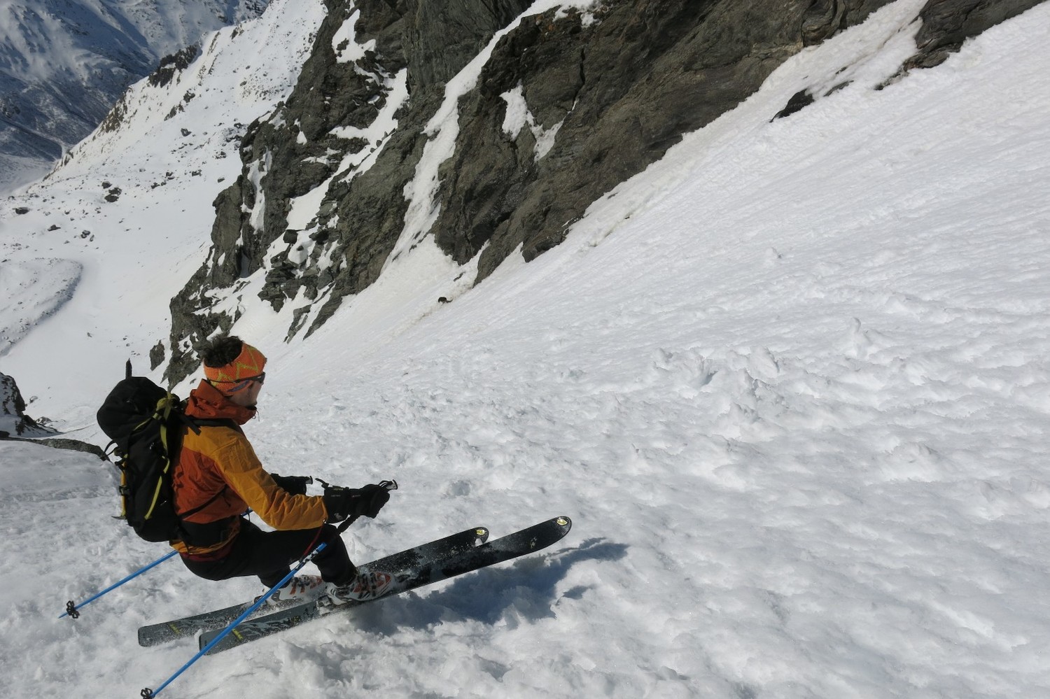 A pieds joints dans le couloir