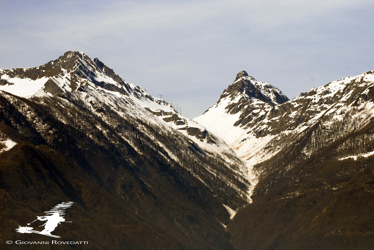 La Valle della Forcola dal fondovalle della Valchiavenna con la bella piramide del Pizzasc 2591m