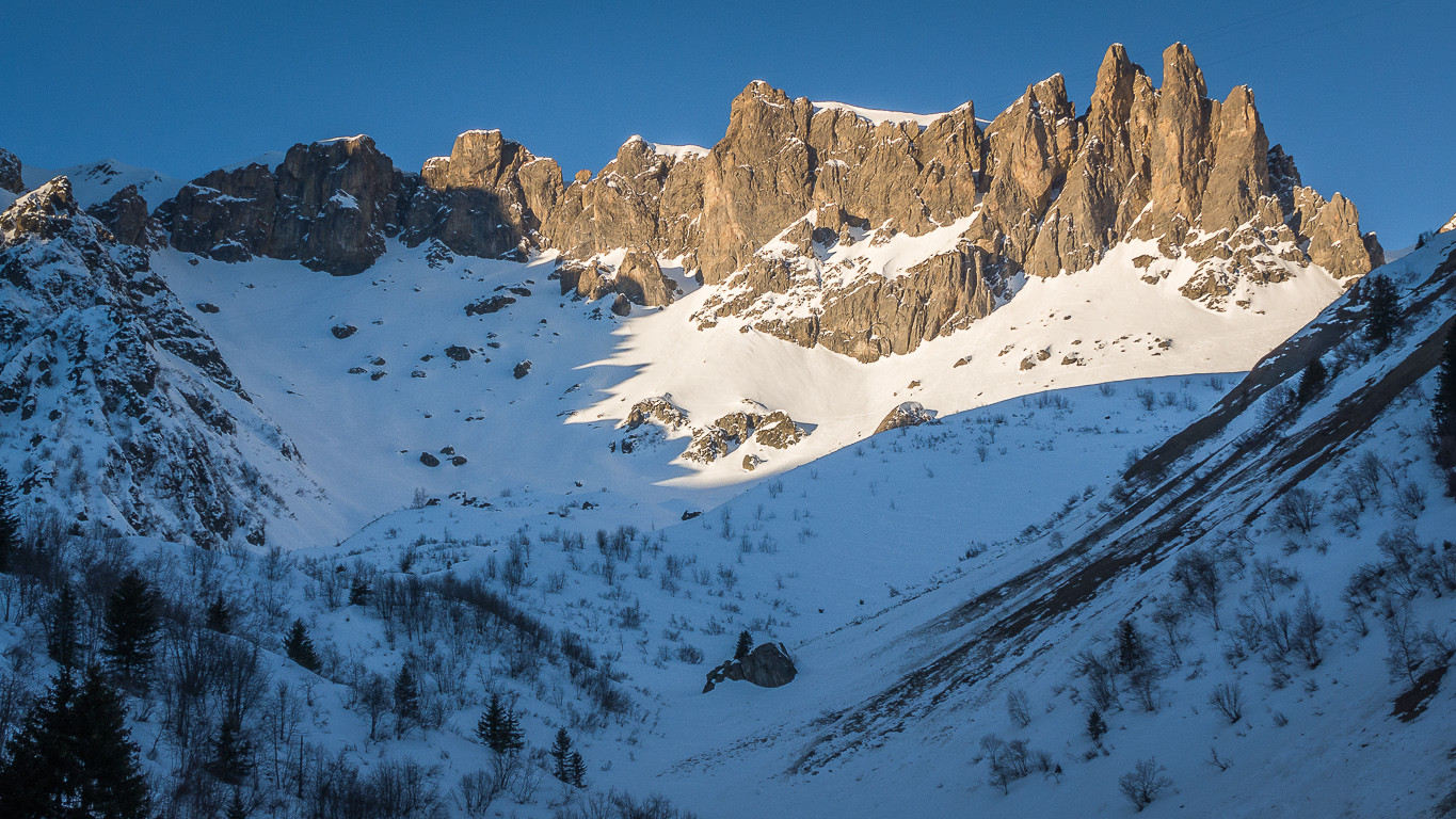 Sur le plat de Balme, il faut résister à l’envie d’aller se chauffer au soleil des Roches Franches.
