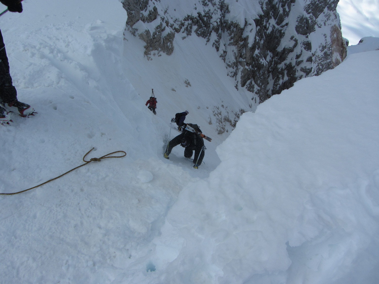 In uscita al Passo del Travignolo salendo alla Vezzana. Breccia creata nella cornice.