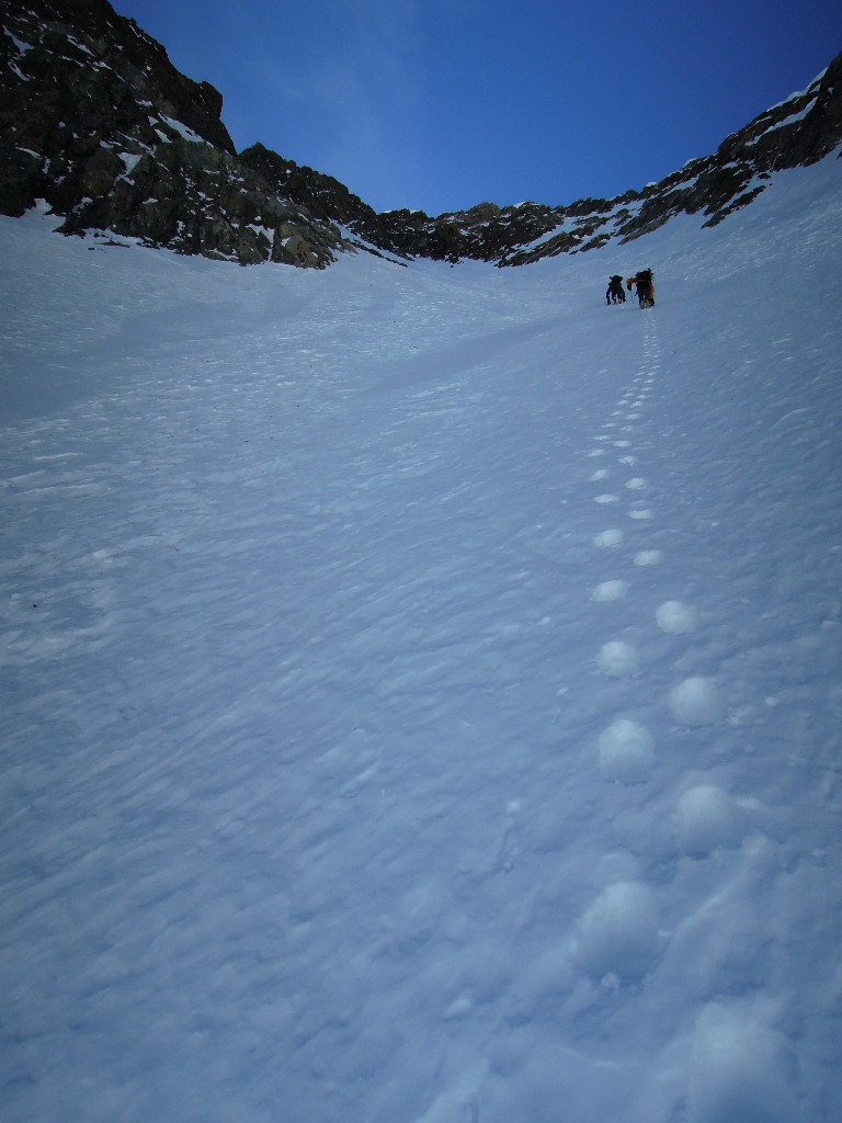 Longue remontée de la grande pente médiane