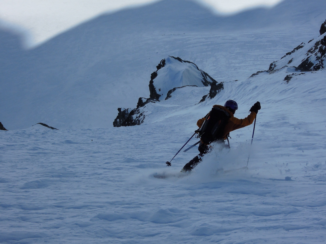 Approche du ressaut par la gauche, bonne neige
