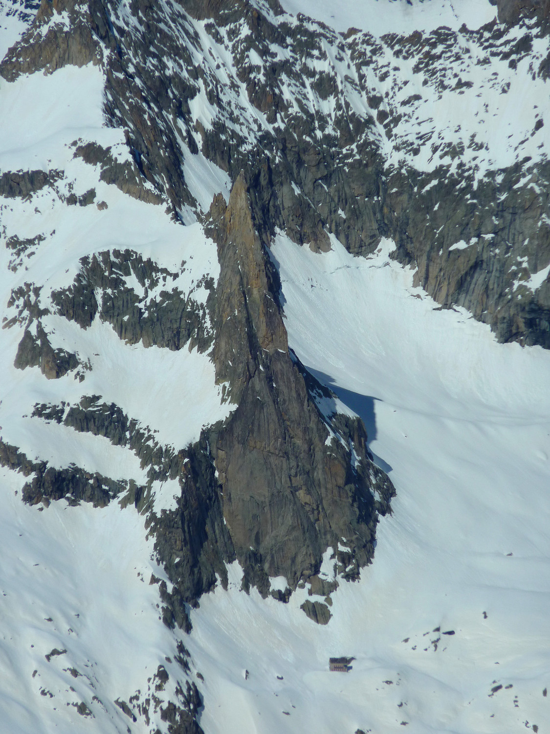Aiguille Dibona et refuge du Soreiller