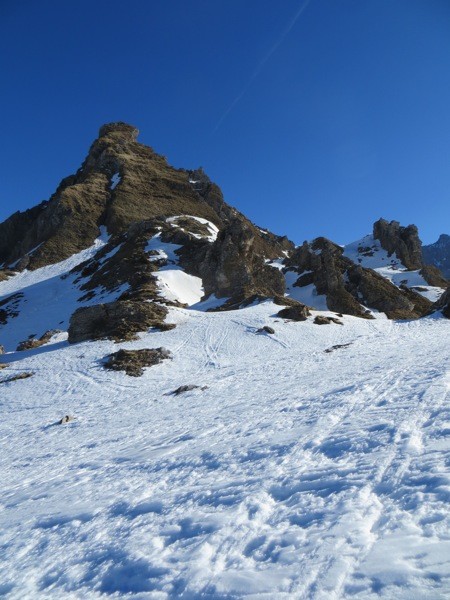 juste sous le col des pauvres