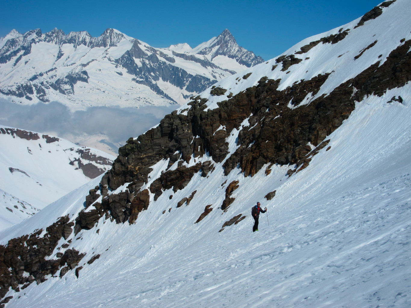 JM en vue de l'antécime, au fond à droite le Finsteraarhorn