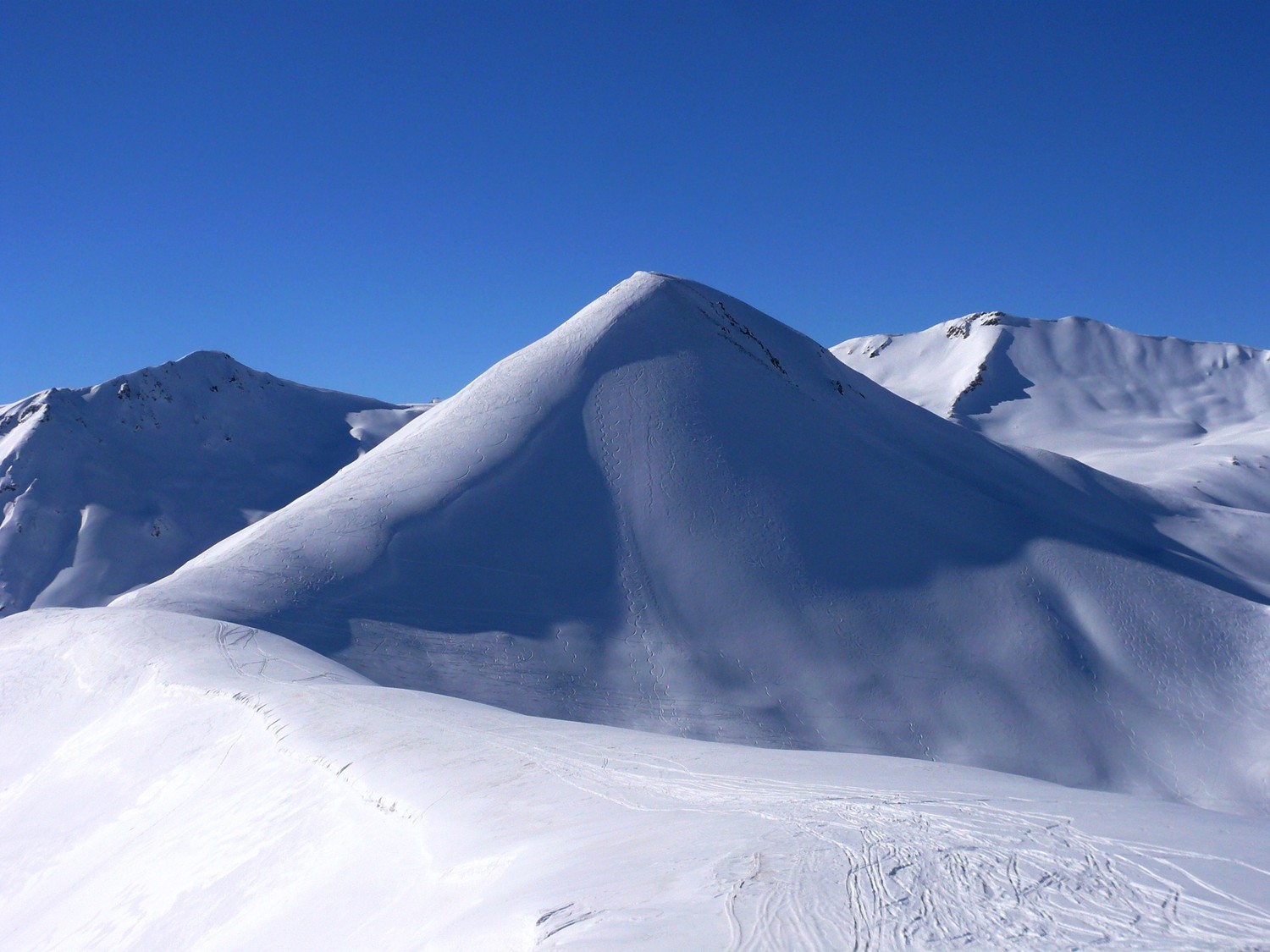 Piz Uter vu de l'Arpiglia. La face NW est à D, au bord des rochers