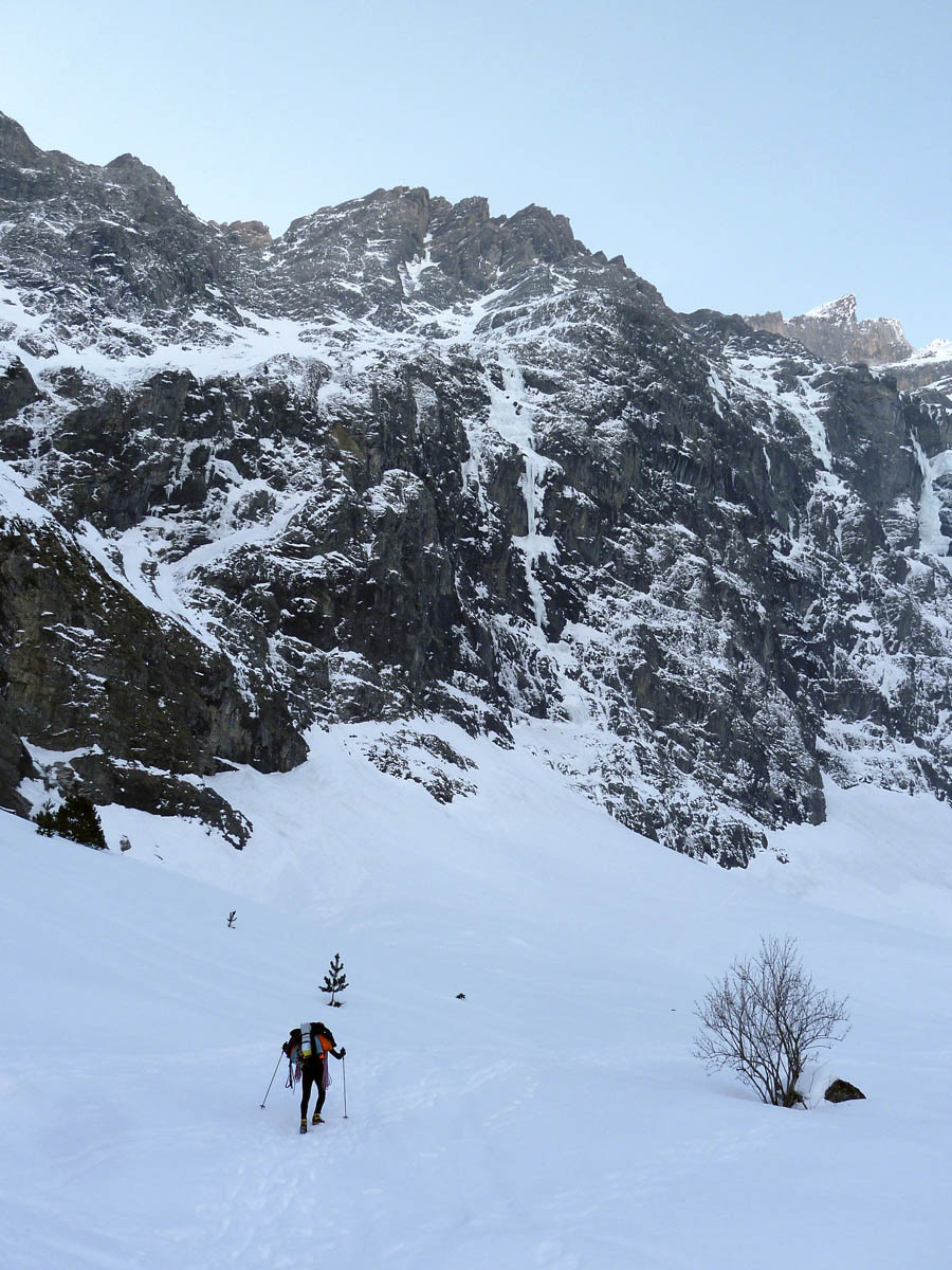 Bivouaquer, c'est bien .... mais faut porter. Le prof à l'approche
