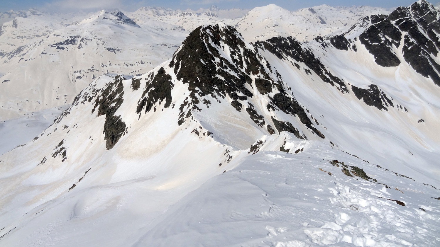 Il colleto a nord della cima