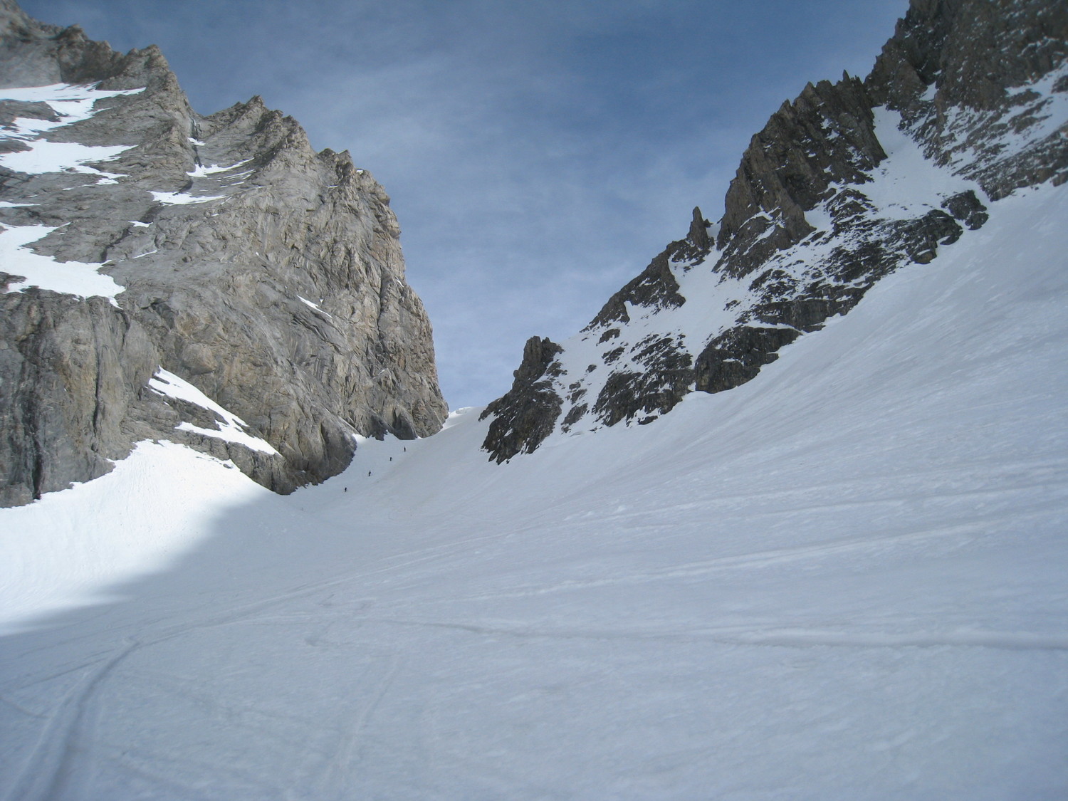les 4 skieurs montent à pied la partie supérieure du couloir vers le col de la gde Casse