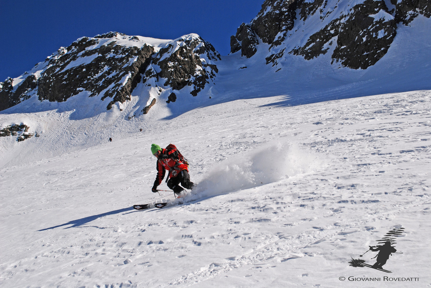 Scendendo dalla Bocchetta della Tegiola visibile in alto verso la Val Casnaggina