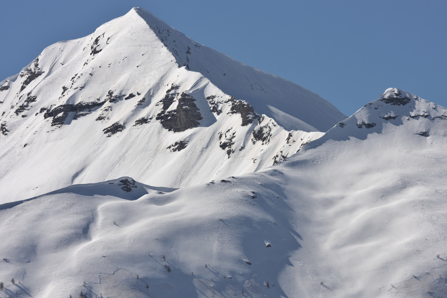 Recula à D, point 2420m de la croupe E à G (objectif classique), et face E de la Grande Autane (4.1) au fond