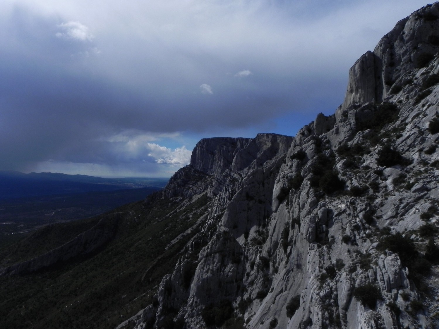 Sainte Victoire - le grain s'évacue derrière le Baou de Vespres