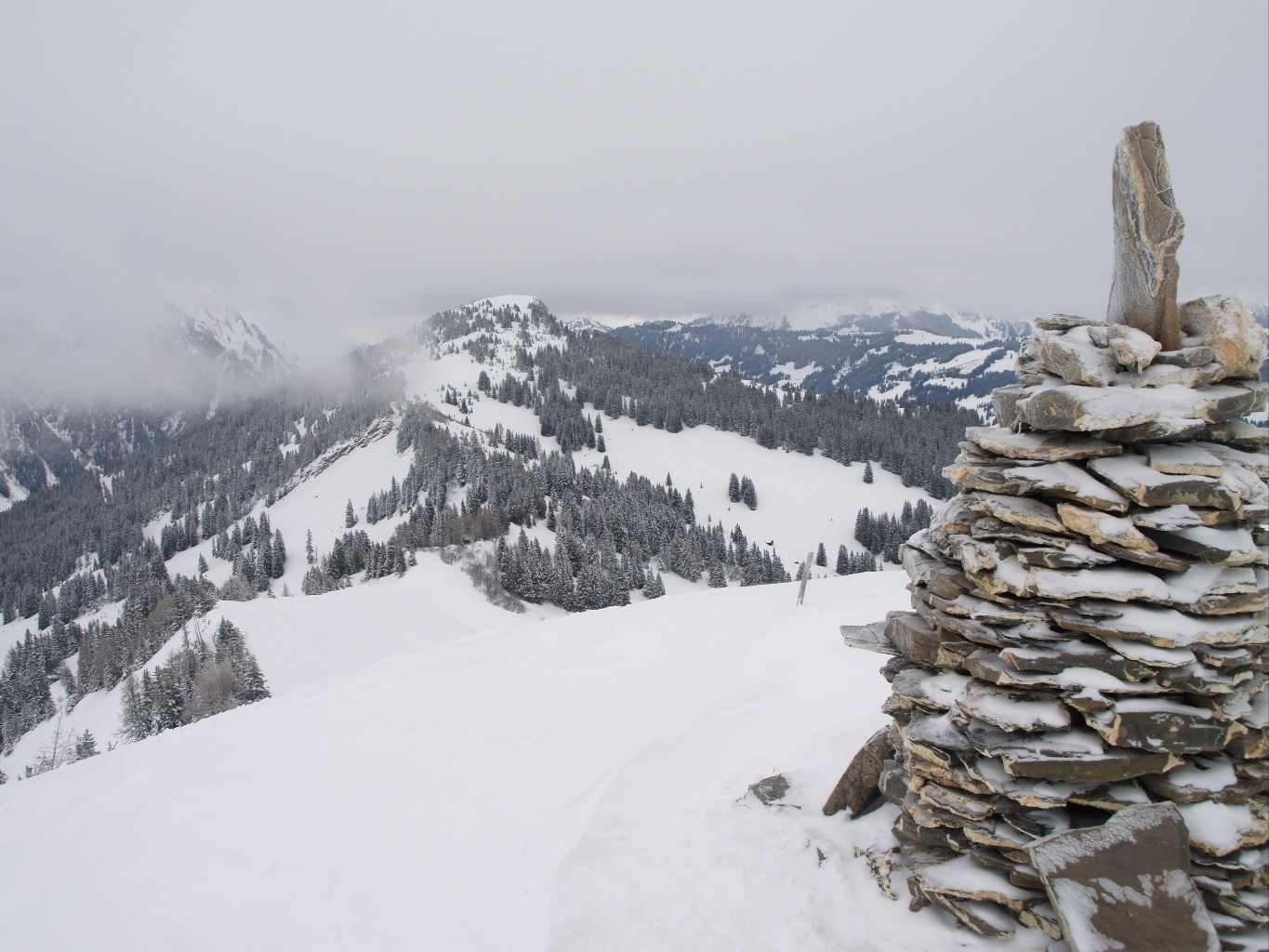 Cairn du Blattistand avec vue sur le Walighürli
