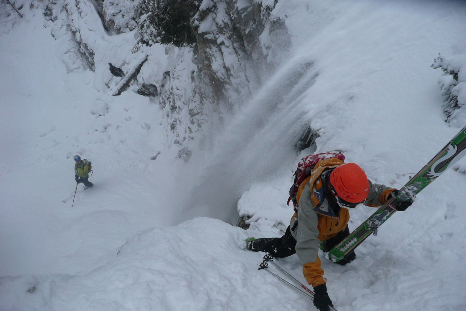 Cascade d'eau et de neige au couloir N du Vermorel