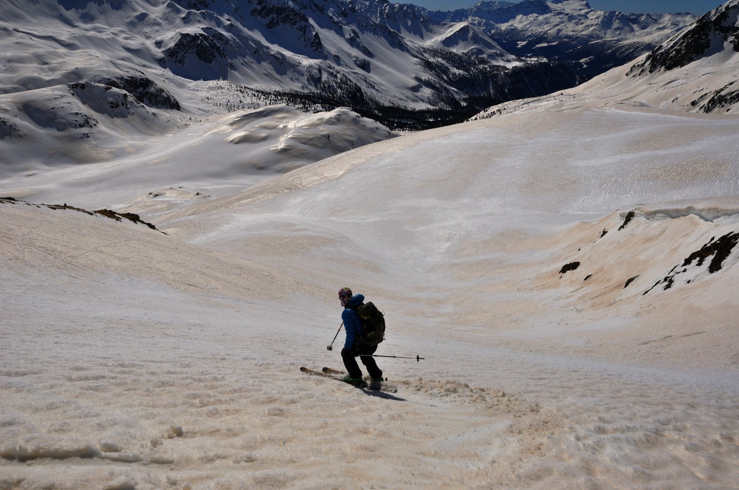 Descente du Cunfin (Val Poschiavo) en neige de printemps colorée