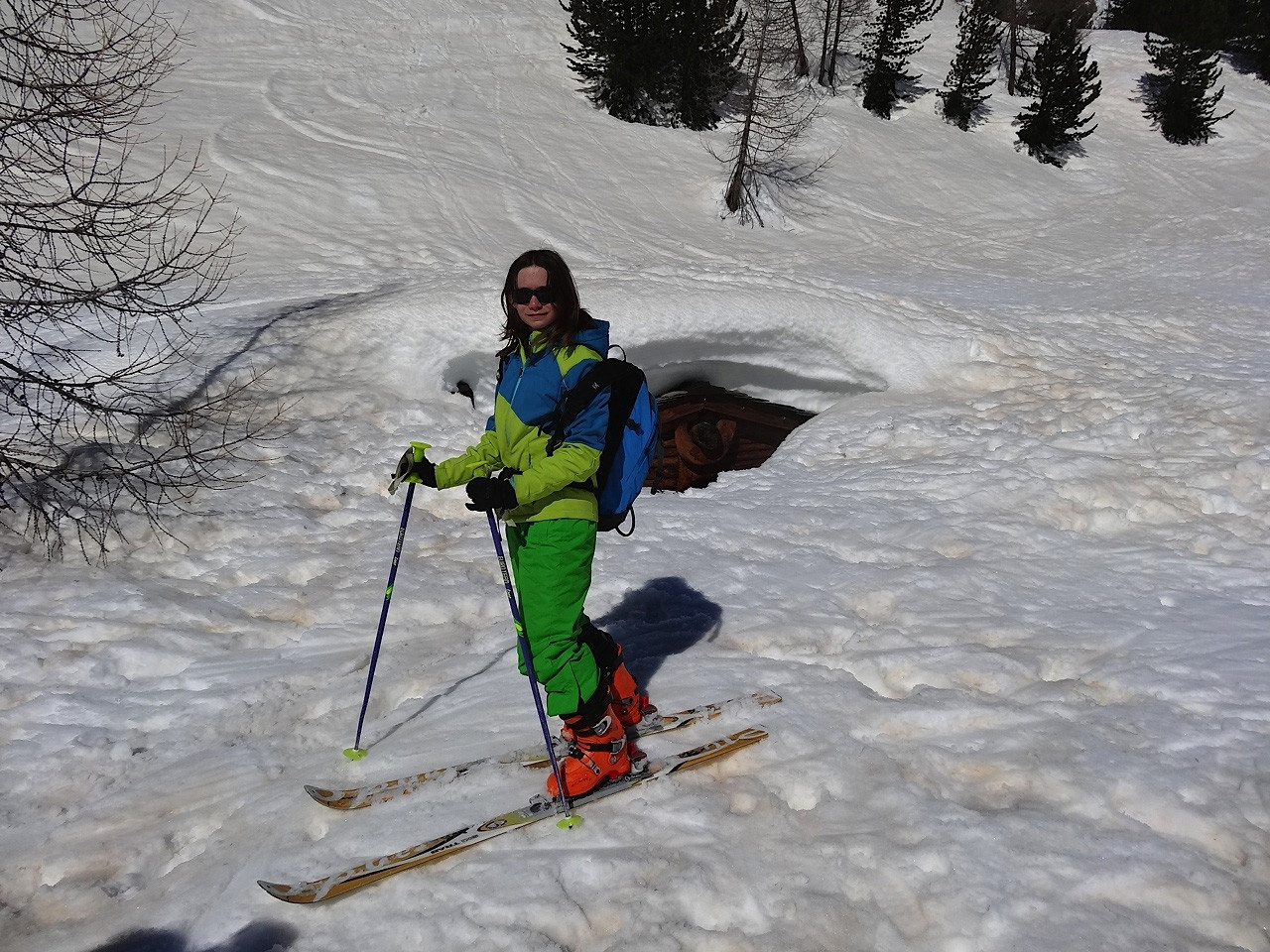 Cécile devant un chalet enfoui vers 1800m