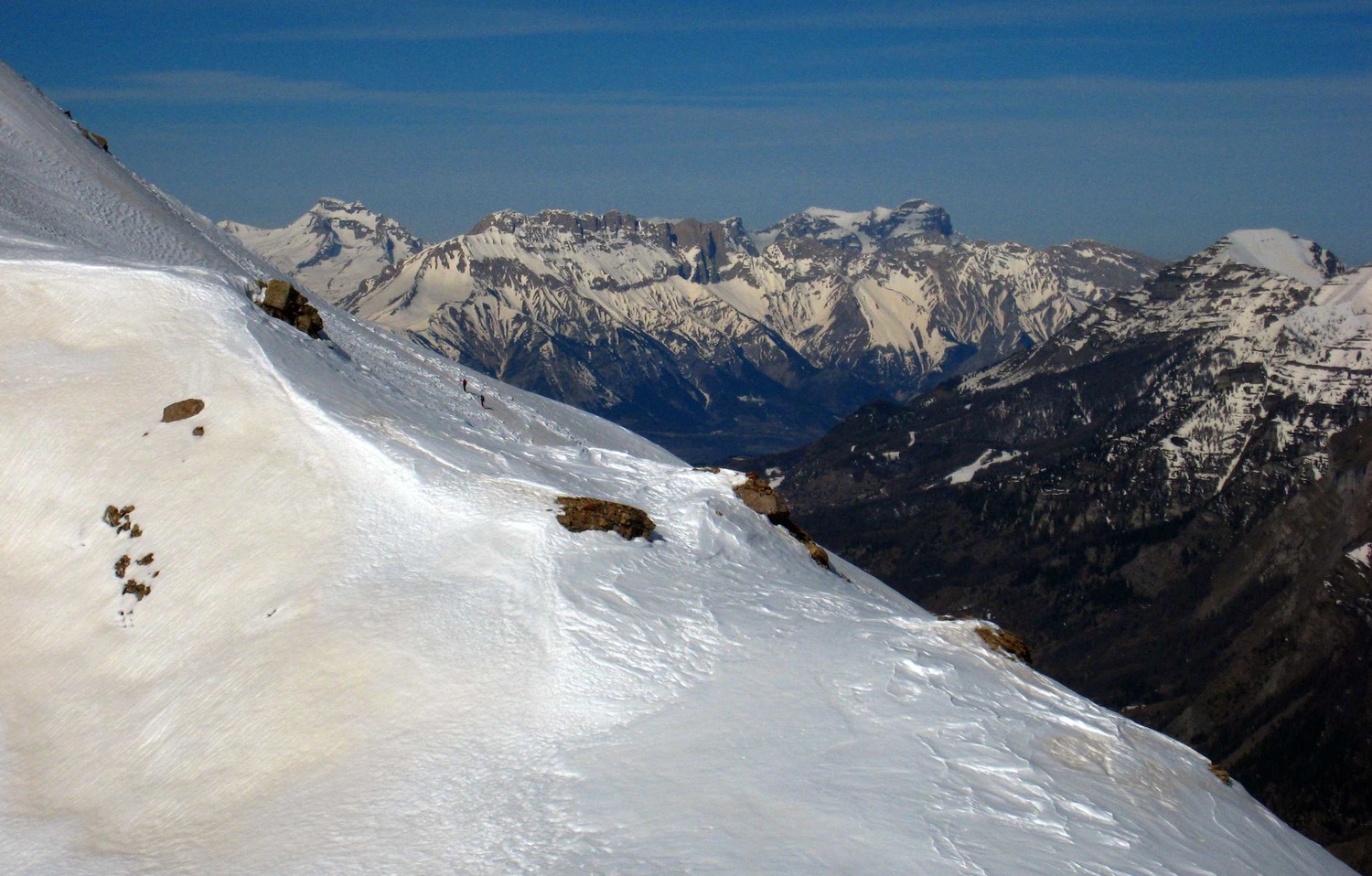 Skieurs en face N de la Recula, sur fond de barrière E du Dévoluy