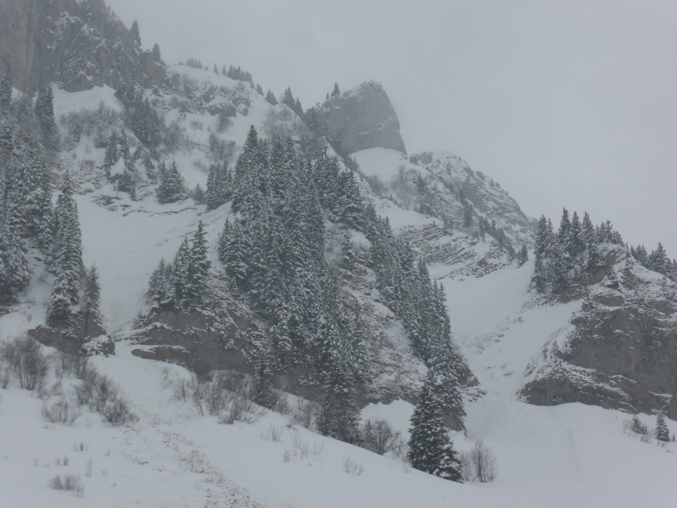 Le couloir démarre à droite du triangle rocheux.