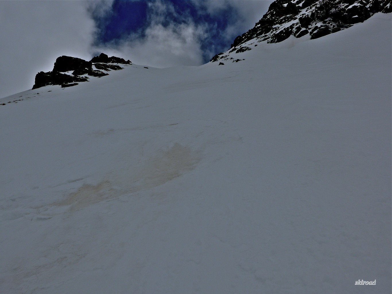 Sous le sommet de l'Alpet le couloir de descente.
