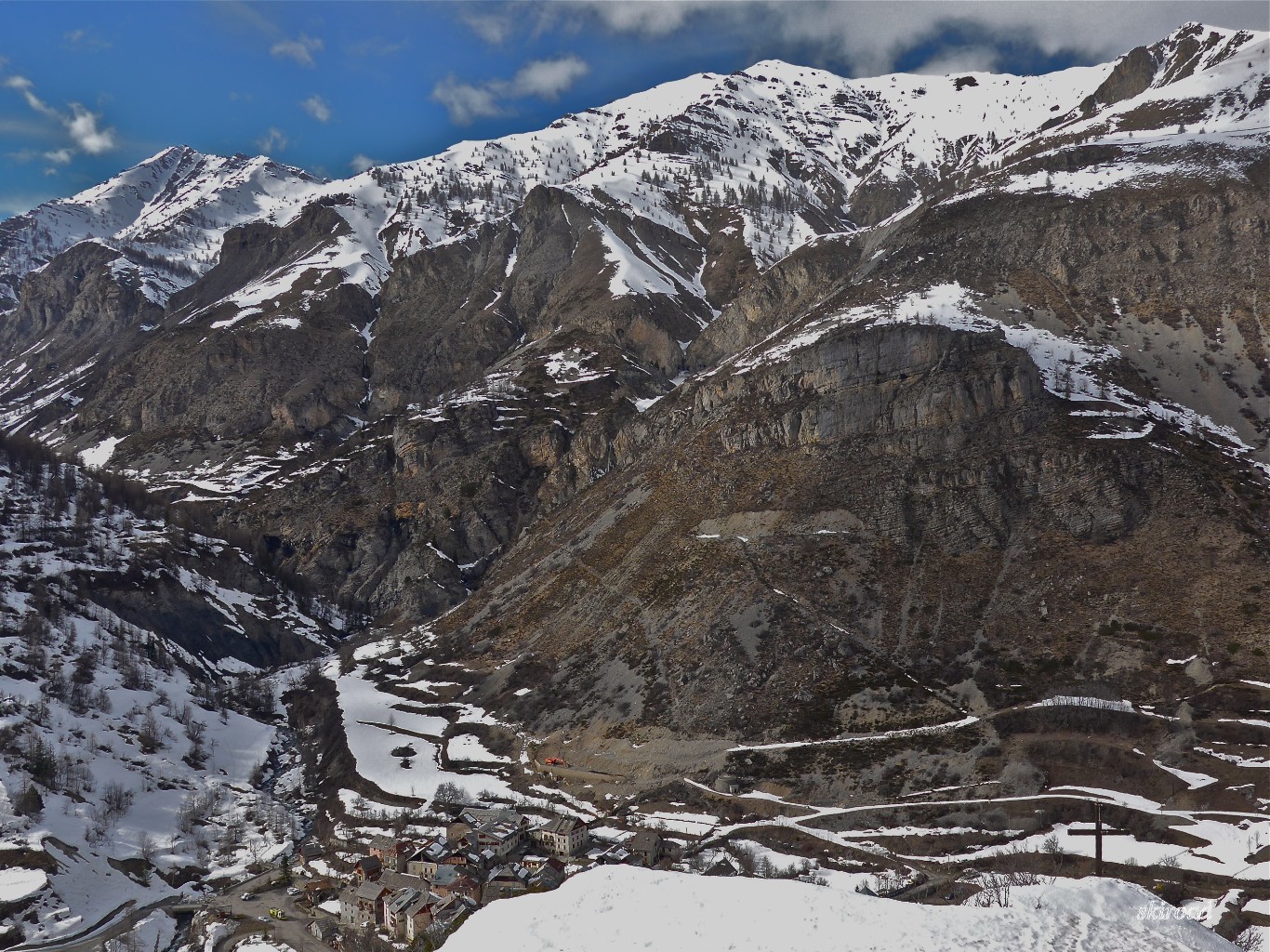 Vue plongeante sur St Dalmas le Selvage.