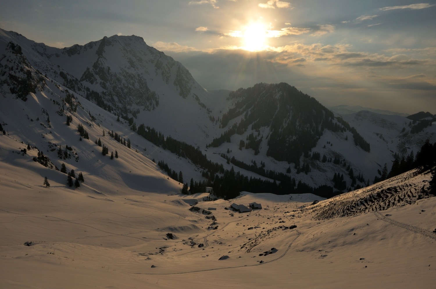 Grenchenberg, montée à l'Alpiglemäre au soleil rasant