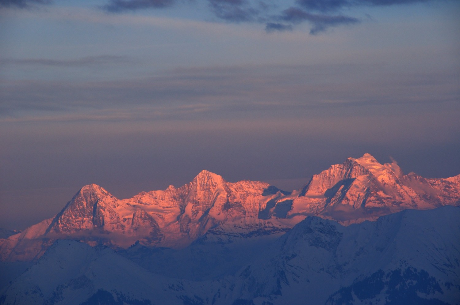 Crépuscule des Dieux : Eiger-Mönch-Jungfrau au crépuscule, vus du Gantrisch