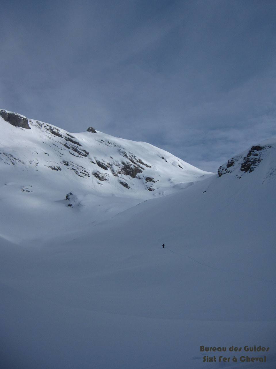 Gilles, tout petit, trace à la montée en direction du col de Bostan