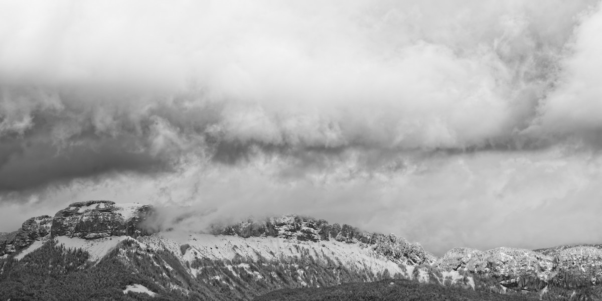 Le Parmelan sous un ciel chargé