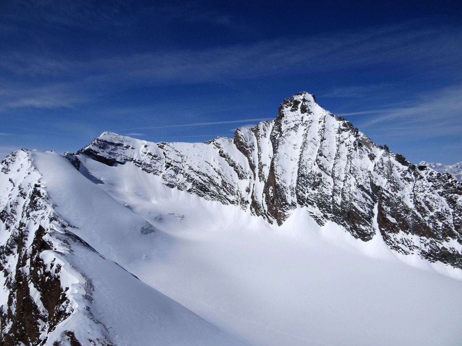 Grivola face SE , la Blanche, la Noire et le glacier de Trayo