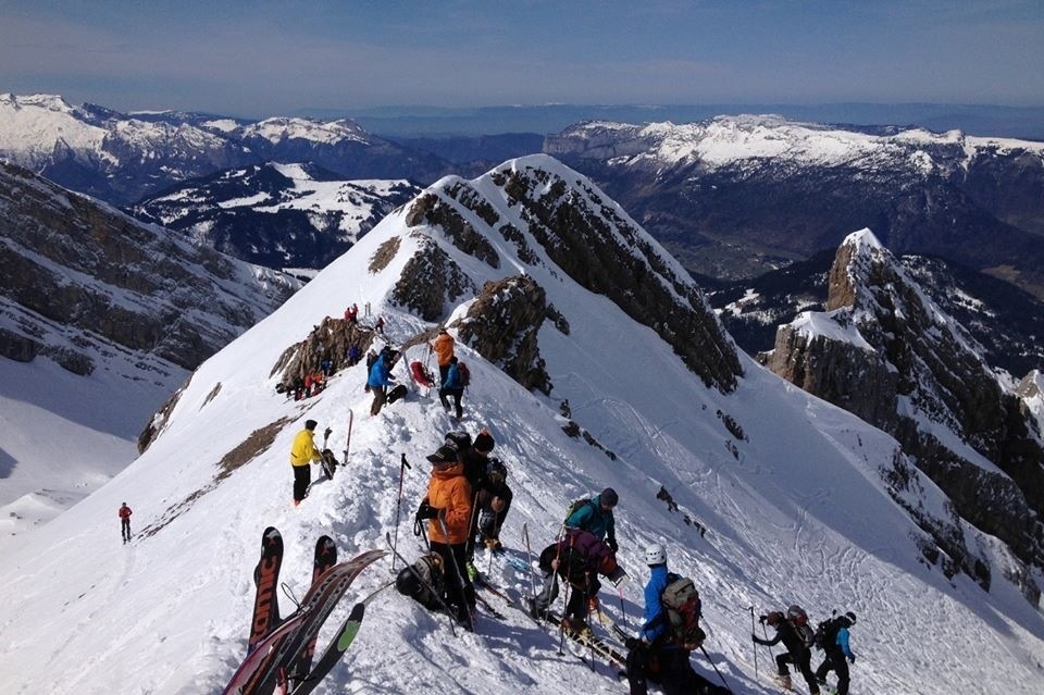 Du monde au petit col juste à côté du sommet!
