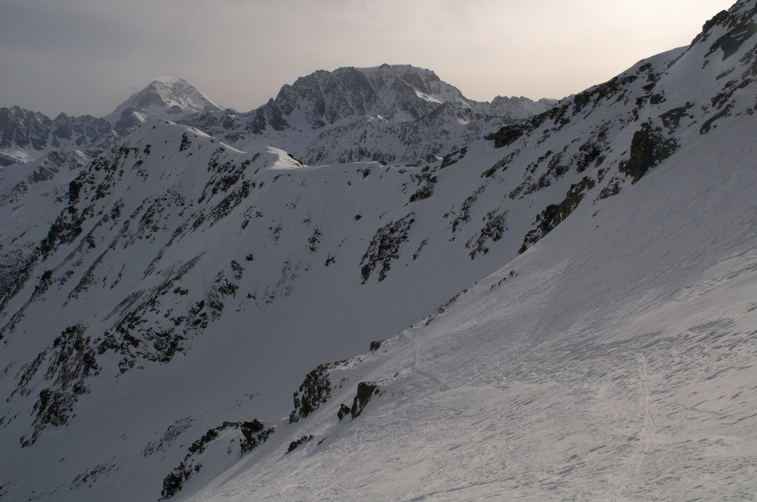 au-dessus du plateau supérieur
