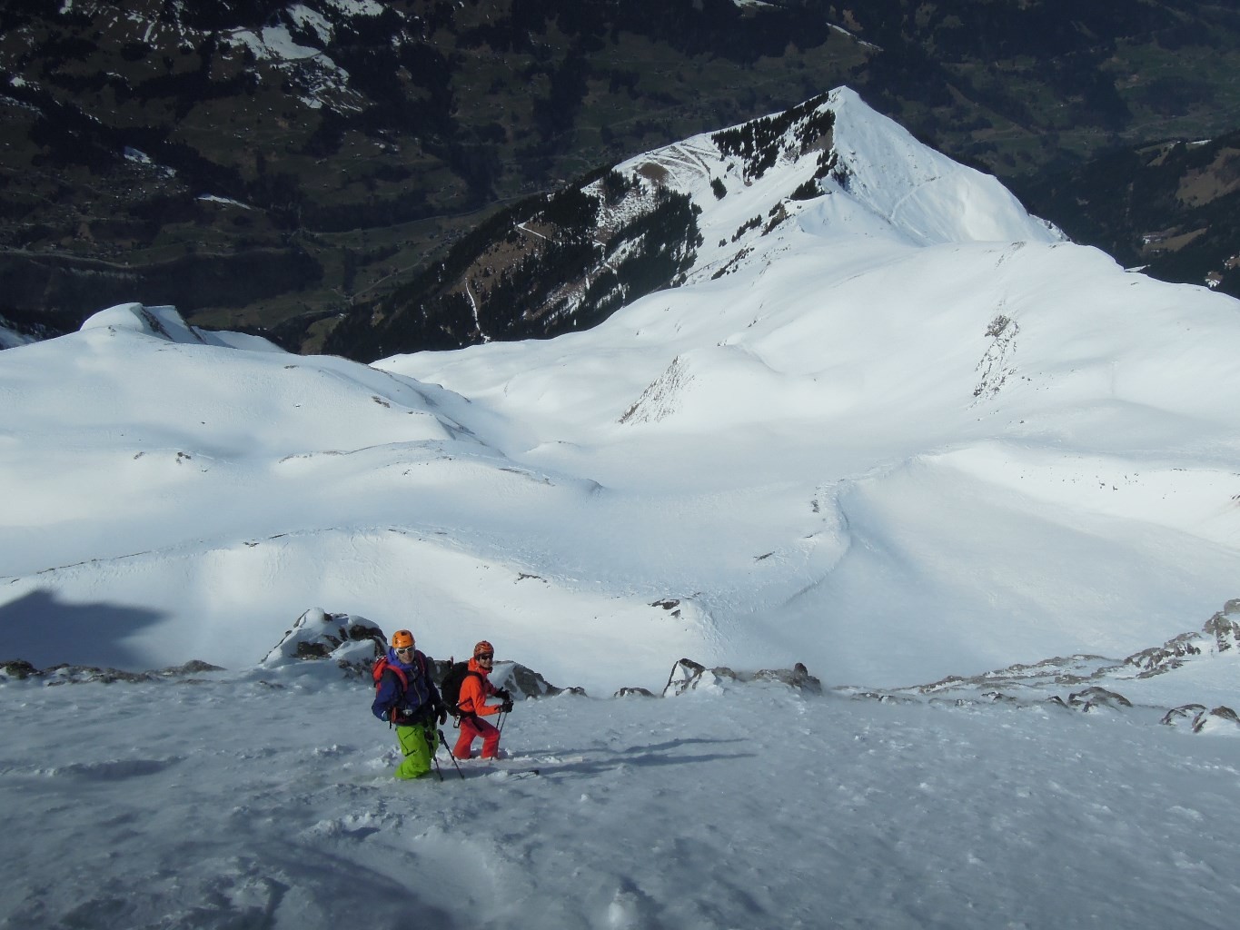 Bas de la pente au soleil, avant la traverse.