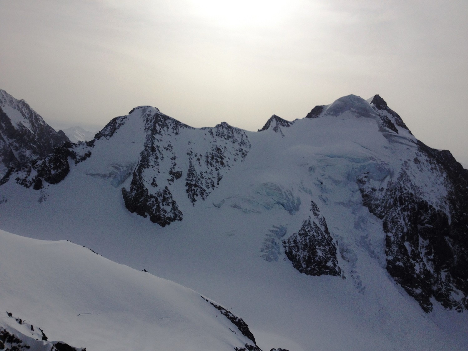 Vue la face Nw de tête Carrée et la face N de l'aig N de Tré la Tête