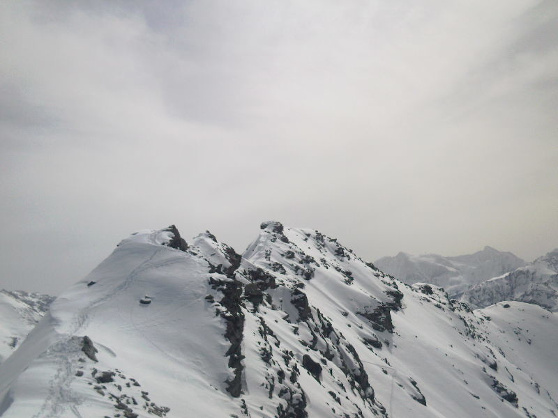 Trace sur l'arête nord pour accès à l'arête sommitale du Métailler