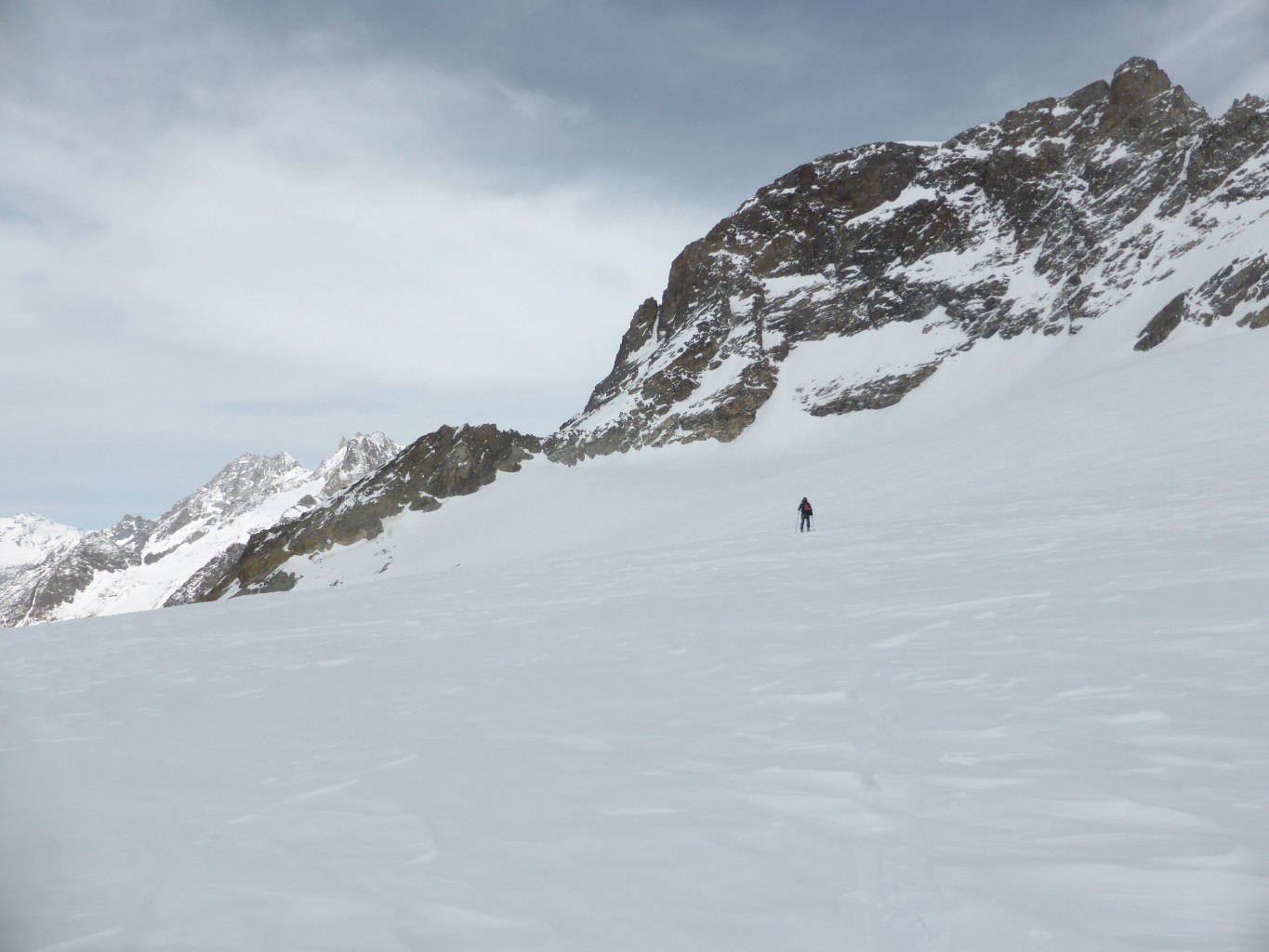 On quitte la trace de l'Evêque pour gagner le versant S du Pt 3201