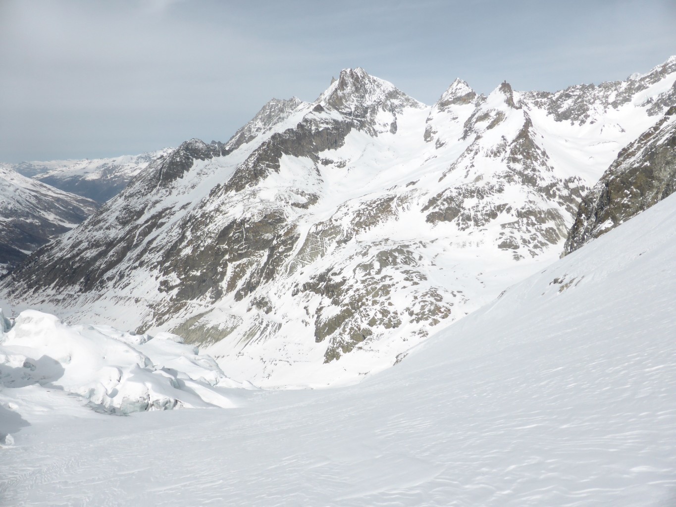 Le haut de la rive droite du glacier du Mont Collon se présente bien...